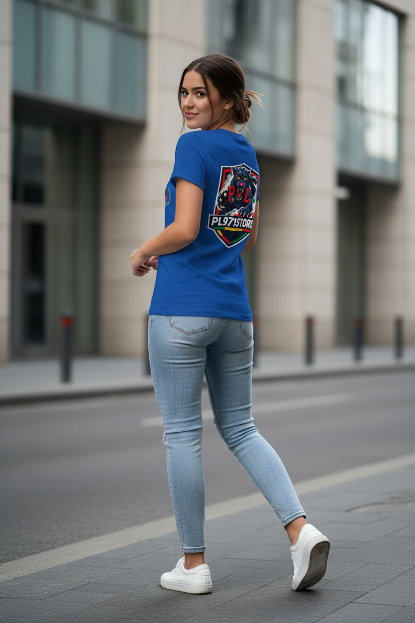 Femme confiante portant le t-shirt Panther PL971STORE bleu royal dans un environnement urbain moderne - Style streetwear