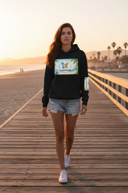 Femme stylée portant le hoodie Beach Logo PL971STORE noir sur le boardwalk - Beach lifestyle moderne